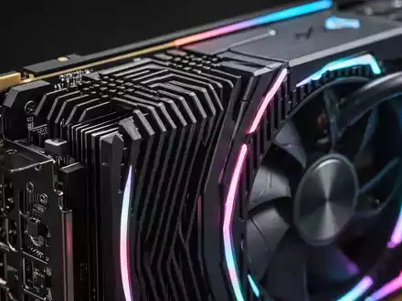 Nahaufnahme einer professionellen Gaming-Grafikkarte mit fortschrittlicher Kühltechnologie und schlichtem Industriedesign. - Foto: über boerse-global.de
