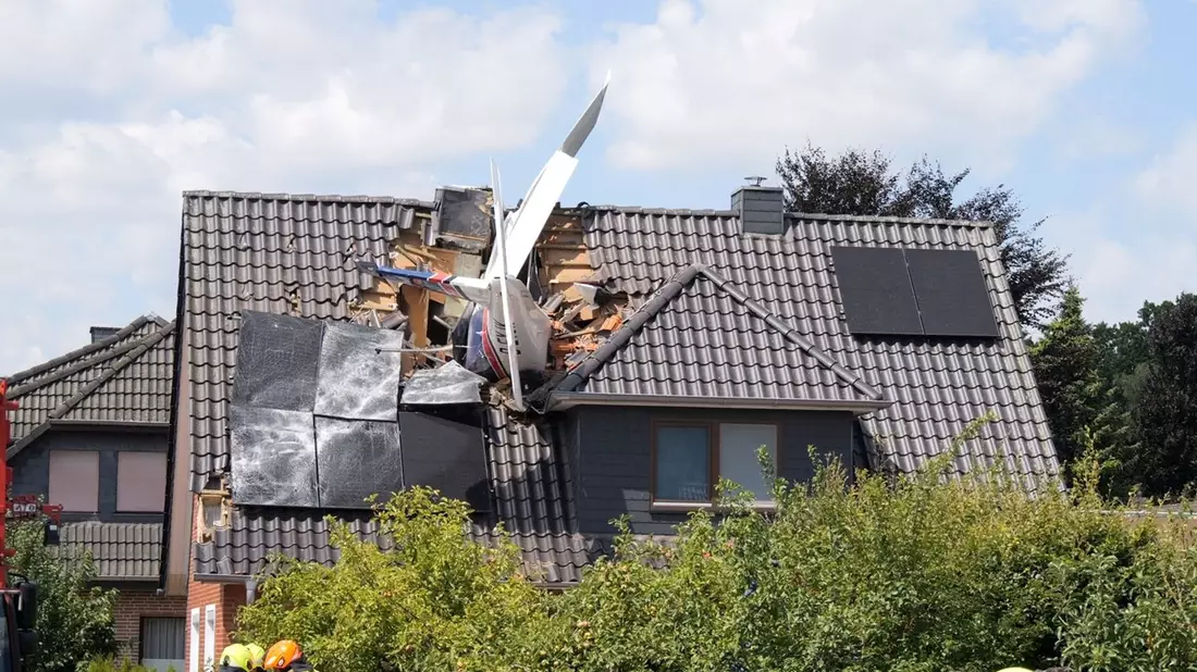 Das Flugzeug stürzte am Samstag in ein Wohnhaus. - Bild: Jörn Hüneke/dpa