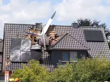 Das Flugzeug stürzte am Samstag in ein Wohnhaus. - Foto: Jörn Hüneke/dpa
