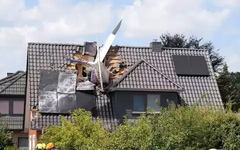 Das Flugzeug stürzte am Samstag in ein Wohnhaus. - Foto: Jörn Hüneke/dpa