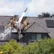 Das Flugzeug stürzte am Samstag in ein Wohnhaus. - Bild: Jörn Hüneke/dpa