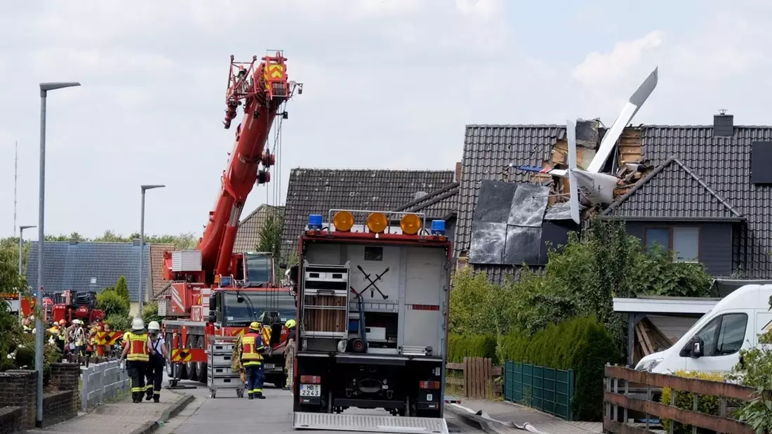 Am Vormittag war die Feuerwehr zu dem Flugzeugabsturz gerufen worden.  - Bild: Jörn Hüneke/dpa