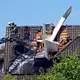 Es stürzte in der Wohnsiedlung in das Dach.  - Bild: Fotoreport-DB/NWM-TV/dpa