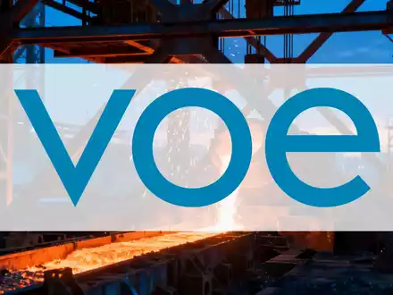 Abstrakte Darstellung einer modernen Stahlproduktionsstätte bei Sonnenaufgang mit glühendem Metall und Industriefokus. - Foto: über boerse-global.de