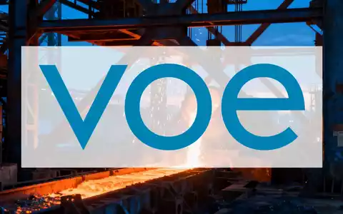 Abstrakte Darstellung einer modernen Stahlproduktionsstätte bei Sonnenaufgang mit glühendem Metall und Industriefokus. - Foto: über boerse-global.de