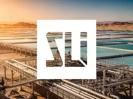 Moderne Lithium-Extraktionsanlage in einer Wüstenlandschaft bei Sonnenuntergang als Symbol für den Rohstoffmarkt. - Foto: über boerse-global.de