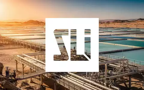 Moderne Lithium-Extraktionsanlage in einer Wüstenlandschaft bei Sonnenuntergang als Symbol für den Rohstoffmarkt. - Foto: über boerse-global.de
