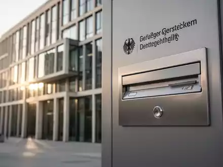 Ein minimalistischer Briefschlitz an einer modernen Gebäudefassade als Symbol für eine eingeschränkte Meldestelle. - Foto: über boerse-global.de
