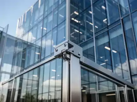 Moderne Glasarchitektur als Symbol für regulatorische Compliance und Klimaschutz im industriellen Sektor. - Foto: über boerse-global.de