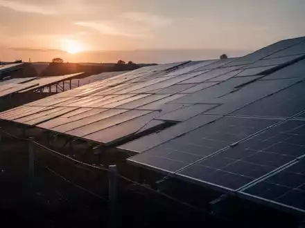 Solarpark bei Sonnenuntergang als Symbol für den Clean Energy Sektor. - Foto: über boerse-global.de