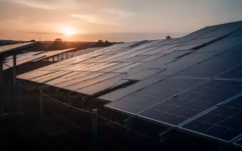 Solarpark bei Sonnenuntergang als Symbol für den Clean Energy Sektor. - Foto: über boerse-global.de