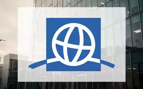 Moderne Glasfassade eines Bürogebäudes bei bewölktem Himmel als Symbol für wirtschaftliche Zurückhaltung. - Foto: über boerse-global.de
