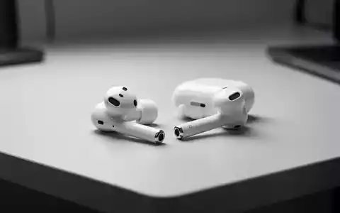Nahaufnahme moderner Apple AirPods auf einem minimalistischen Schreibtisch bei eleganter Studiobeleuchtung. - Foto: über boerse-global.de