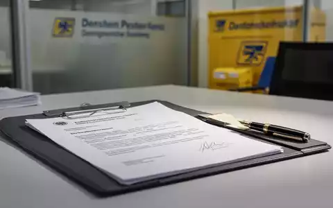 Ein juristisches Dokument auf einem Schreibtisch, das die rechtliche Zustellung im Arbeitsrecht symbolisiert. - Foto: über boerse-global.de