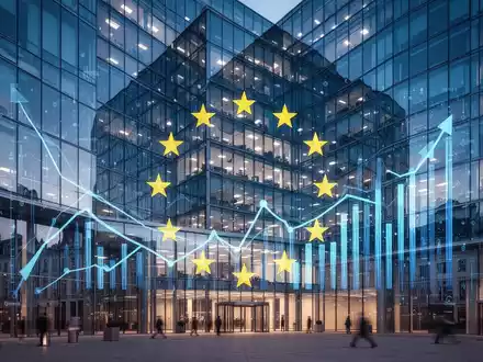 Moderne Glasfassade eines Bürogebäudes in Brüssel als Symbol für europäische Wirtschaft und digitale Unternehmensgründung. - Foto: über boerse-global.de