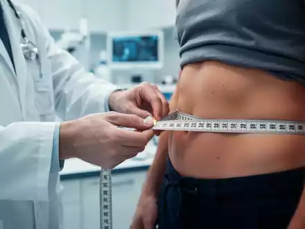 Ärztliche Untersuchung mit einem Maßband zur Bestimmung des Bauchumfangs in einer medizinischen Praxis. - Foto: über boerse-global.de