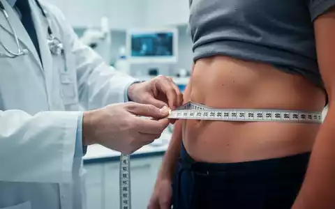 Ärztliche Untersuchung mit einem Maßband zur Bestimmung des Bauchumfangs in einer medizinischen Praxis. - Foto: über boerse-global.de