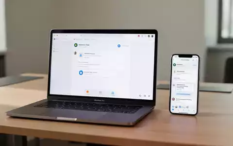 MacBook und iPhone auf einem Schreibtisch, die nahtlose Integration von Microsoft 365 und Apple Mail darstellen. - Foto: über boerse-global.de