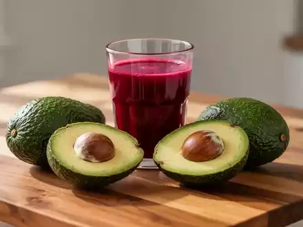 Frische Avocados und ein Glas Rote-Bete-Saft auf einem Holztisch als Symbol für herzgesunde Ernährung. - Foto: über boerse-global.de
