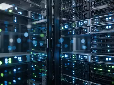 Modernes Rechenzentrum mit leuchtenden blauen Server-Racks, das die Infrastruktur der Microsoft Azure Cloud symbolisiert. - Foto: über boerse-global.de