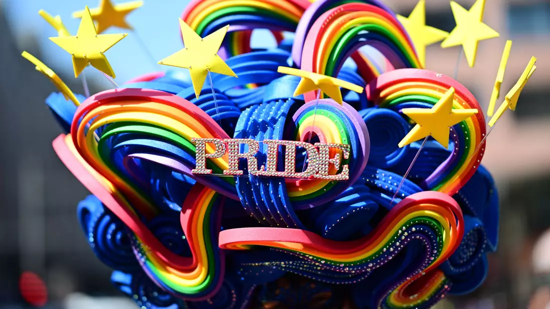 «Pride»: Queere Menschen und ihre Unterstützer feiern in Berlin. - Bild: Fabian Sommer/dpa
