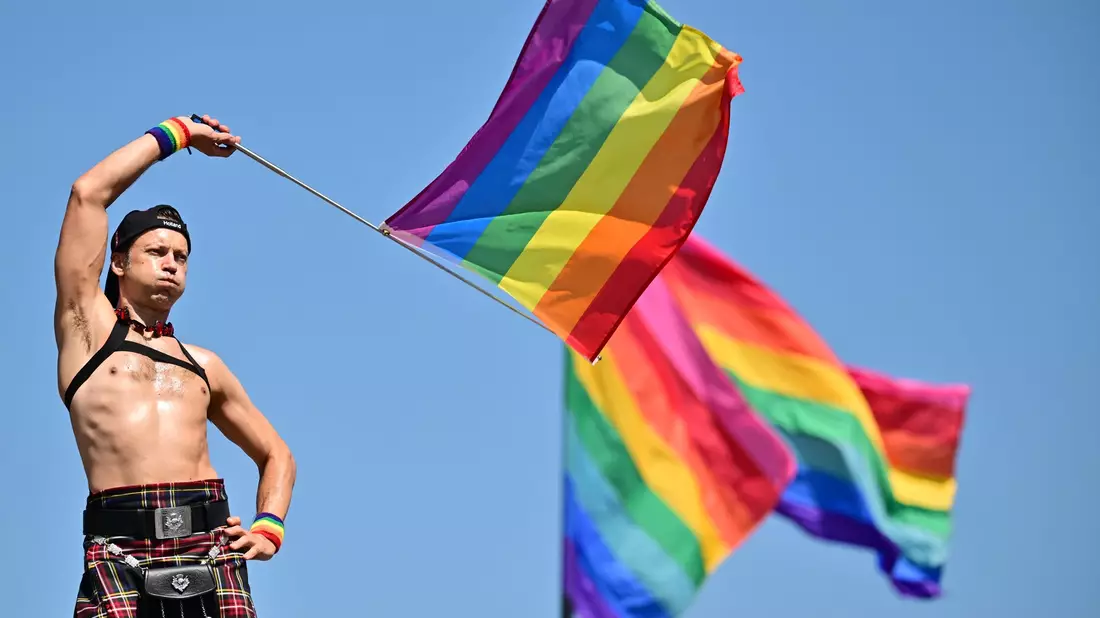 Beim Christopher Street Day wurde unter dem Motto «Haltung ist hot» getanzt und gefeiert.  - Bild: Sebastian Gollnow/dpa
