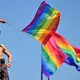 Beim Christopher Street Day wurde unter dem Motto «Haltung ist hot» getanzt und gefeiert.  - Bild: Sebastian Gollnow/dpa