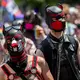 Auch dabei: Fetischkleidung wie Hundemasken. - Bild: Fabian Sommer/dpa