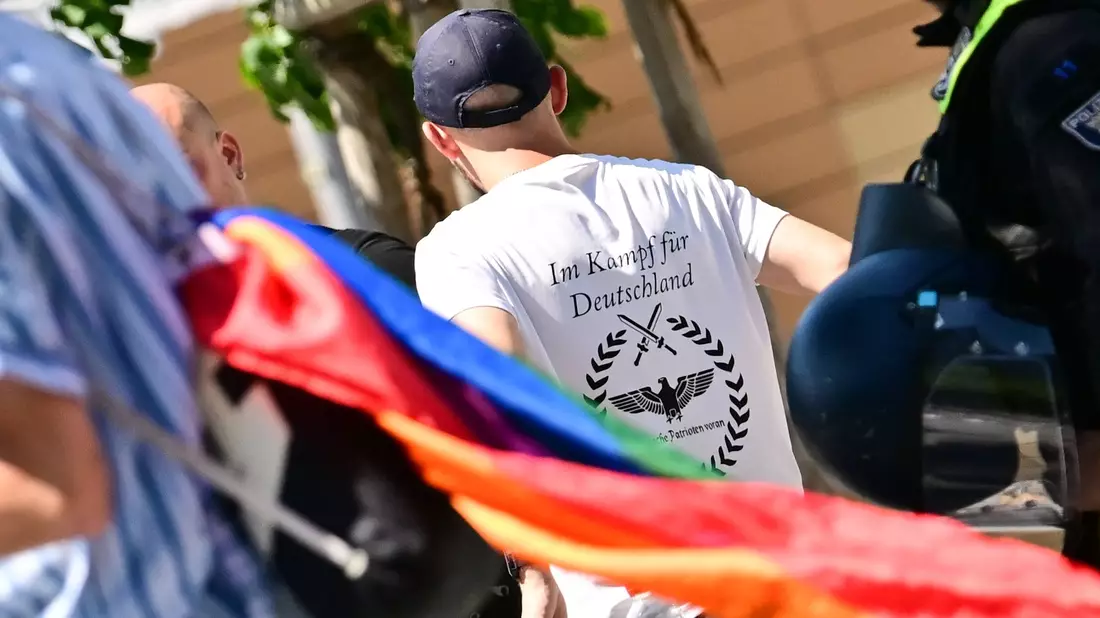 Die Polizei kontrollierte Teilnehmer einer Gegendemonstration aus dem rechtsextremen Spektrum. - Bild: Sebastian Gollnow/dpa