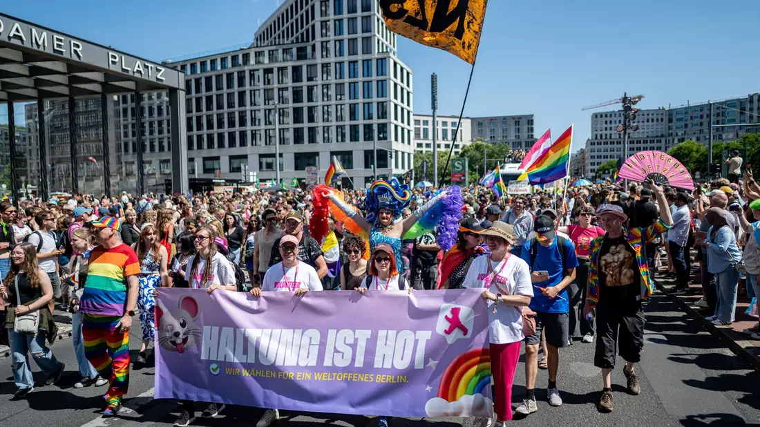 Die Demonstration führte auch am Potsdamer Platz entlang. - Bild: Fabian Sommer/dpa