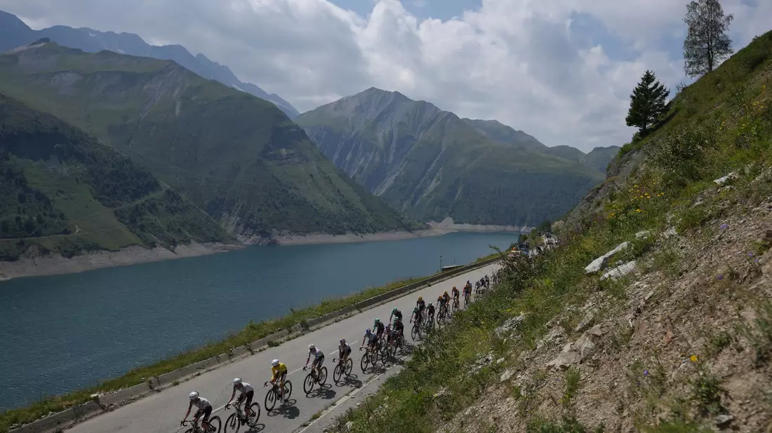Radprofis bei der vorletzten Etappe der Tour de France.  - Bild: Thibault Camus/AP/dpa
