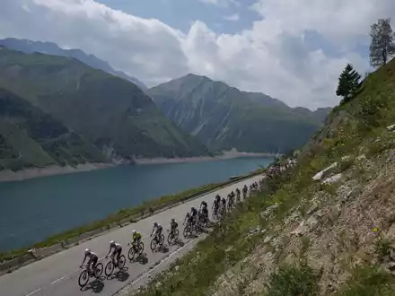 Radprofis bei der vorletzten Etappe der Tour de France.  - Foto: Thibault Camus/AP/dpa