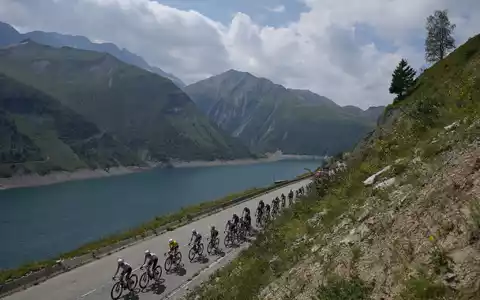 Radprofis bei der vorletzten Etappe der Tour de France.  - Foto: Thibault Camus/AP/dpa