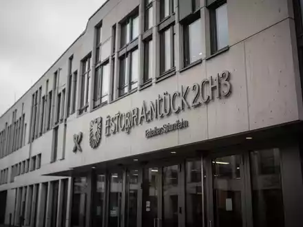Ein modernes deutsches Rathausgebäude bei bewölktem Himmel als Symbol für kommunale Finanzpolitik. - Foto: über boerse-global.de