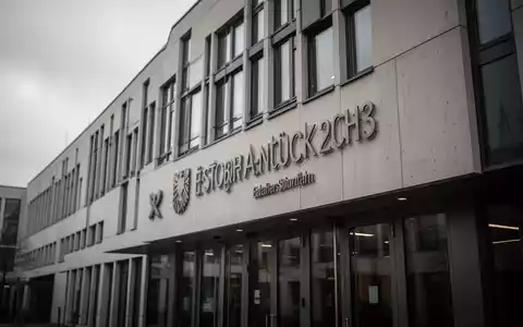 Ein modernes deutsches Rathausgebäude bei bewölktem Himmel als Symbol für kommunale Finanzpolitik. - Foto: über boerse-global.de
