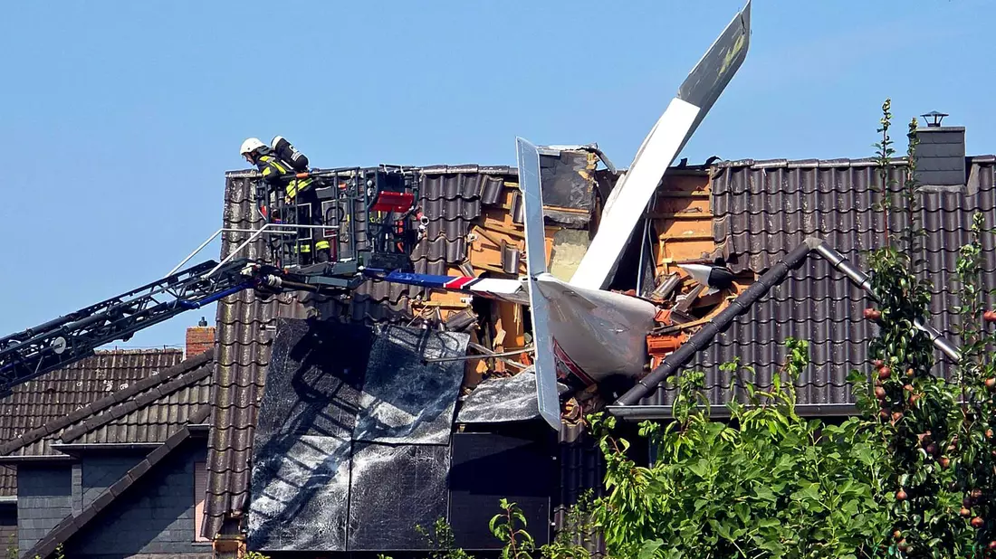 Das Leichtflugzeug stürzte in der Wohnsiedlung in das Dach.  - Bild: Fotoreport-DB/NWM-TV/dpa