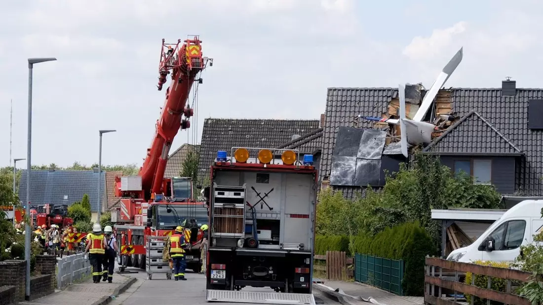 Polizei und Feuerwehr waren mit vielen Kräften vor Ort. - Bild: Jörn Hüneke/dpa