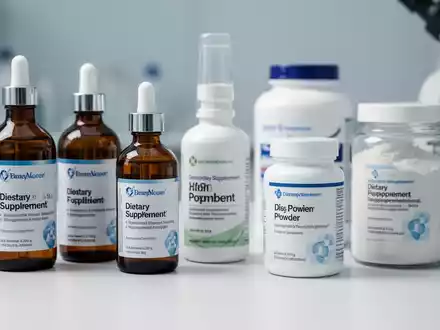 Verschiedene Nahrungsergänzungsmittel für die Gelenkgesundheit, darunter Flüssigpräparate und Pulverdosen, auf einem Labortisch. - Foto: über boerse-global.de