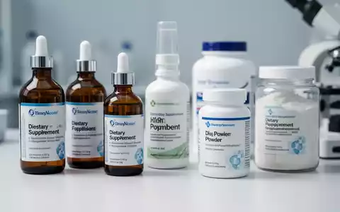 Verschiedene Nahrungsergänzungsmittel für die Gelenkgesundheit, darunter Flüssigpräparate und Pulverdosen, auf einem Labortisch. - Foto: über boerse-global.de