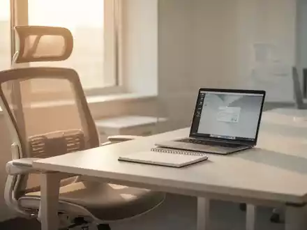 Ein heller, moderner Büroarbeitsplatz mit ergonomischem Schreibtisch und Laptop als Symbol für Gesundheit am Arbeitsplatz. - Foto: über boerse-global.de