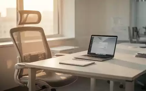 Ein heller, moderner Büroarbeitsplatz mit ergonomischem Schreibtisch und Laptop als Symbol für Gesundheit am Arbeitsplatz. - Foto: über boerse-global.de