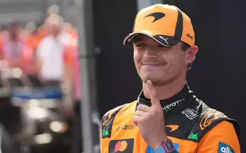 Lando Norris durchbricht die Mercedes-Dominanz. - Foto: Darko Vojinovic/AP/dpa