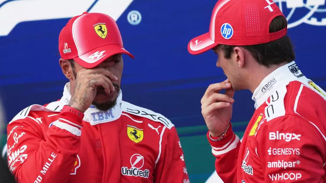 Lewis Hamilton (l) und Charles Leclerc sind mit ihrem Abschneiden nicht zufrieden. - Bild: Darko Vojinovic/AP/dpa