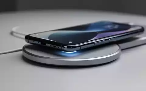 Ein modernes Smartphone lädt auf einer kabellosen Magnetladestation in einem professionellen Studio. - Foto: über boerse-global.de