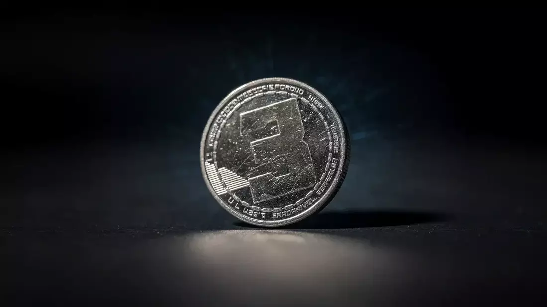 XRP en 1,10 dólares: soporte crítico y presión regulatoria en EE.UU.