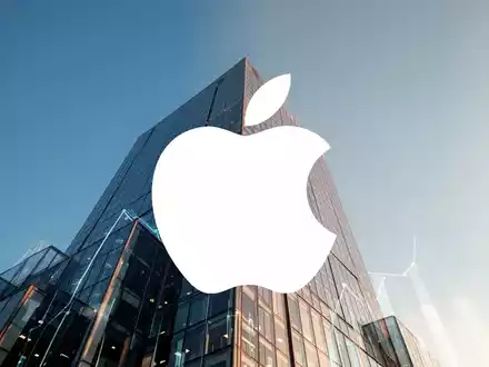 Modernes Glasgebäude unter blauem Himmel als Symbol für technologisches Wachstum und Markterfolg - Foto: über boerse-global.de