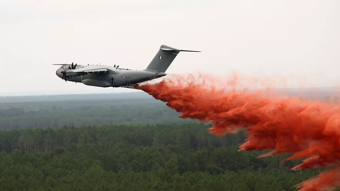Zum Abwerfen von Löschmittel kam in Frankreich ein speziell ausgerüsteter Airbus A400M zum Einsatz. - Bild: Abdul Saboor/Pool Reuters/AP/dpa