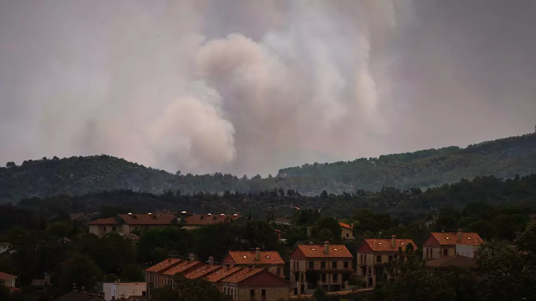 Rauch steigt über dem Waldbrand in der Nähe von El Tiemblo in der Provinz Madrid auf. - Bild: Manu Fernandez/AP/dpa