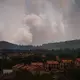 Rauch steigt über dem Waldbrand in der Nähe von El Tiemblo in der Provinz Madrid auf. - Bild: Manu Fernandez/AP/dpa