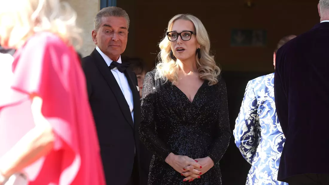 Katharina Wagner und Michel Friedmann stehen vor dem Start der Festspiele am Königsportal. - Bild: Karl-Josef Hildenbrand/dpa
